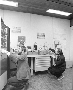 883320 Afbeelding van enkele medewerkers van het Gasbedrijf Centraal Nederland (Atoomweg 50) te Utrecht, met enkele ...